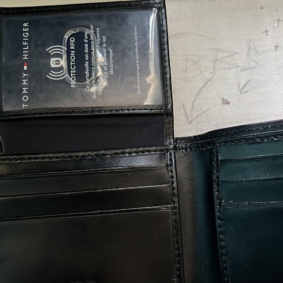 I am selling a Hilfiger wallet - Picture 3 of 4